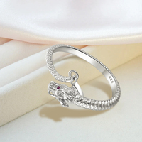 Bague Dragon en argent sterling réglable à bande ouverte fabriquée à la main avec oeil en zircon rubis