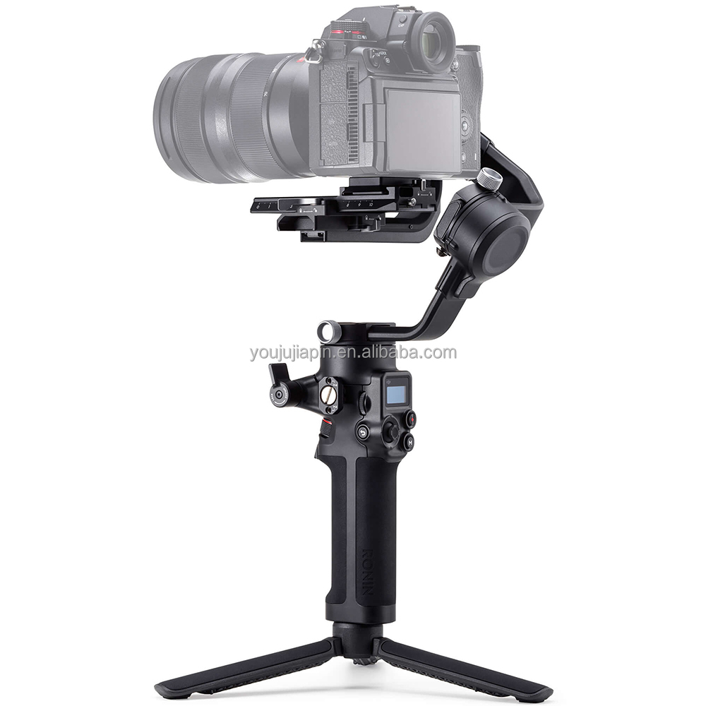 DJI RSC 2 はミラーレスカメラ用の3軸スタビライザーです。軽量設計の 
