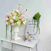 Boule de fleurs artificielles réalistes rose, verte et blanche en gros pour la décoration de scène de mariage, allée et centres de table d'événements