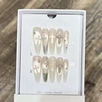 Ongles longs faits main à pression, motif œil de chat argenté, croix gothique et perles diamantées, élégants ongles français chic, vente en gros