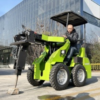 Traktor 4WD Stand-On Mini Skid Steer Loader dengan Wheel Loader Depan, Motor Kompak dan Komponen Inti Pompa