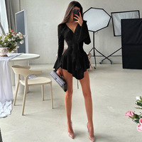 Robe courte sexy personnalisée noire et blanche pour femme avec col en V et manches évasées pour fête d'anniversaire