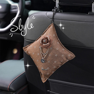 Ambientador colgante de carbón activado con forma de almohada decorativa para coche, elimina olores del interior del vehículo, estilo Camellia. - Product Image 3