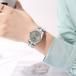 นาฬิกาข้อมือผู้หญิงสำหรับวันหยุดคริสต์มาส สายสแตนเลส ฟังก์ชั่นบอกวันที่ ขอบหน้าปัดแบบร่อง ดีไซน์หรูหรา ระบบควอตซ์ - Product Image 6