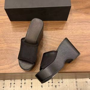 Chaussures de créateurs - Styles classiques et tendance - Chaussures confortables antidérapantes à semelle épaisse - Sandales de plage et d'extérieur - Product Image 1