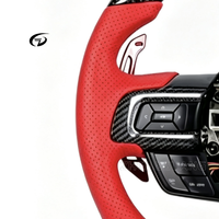 Amélioration de l'intérieur de la Ford Mustang : écran personnalisé avec affichage LED et volant sport en fibre de carbone.