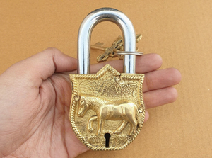 Candado de Latón con Forma de Caballo Antiguo, Cerradura Metálica Decorativa Vintage con Diseño Grabado Ornamentado, Llaves de Esqueleto, Decoración Rústica para el Hogar - Product Image 4