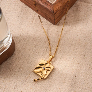 Collar con Colgante Cuadrado de Moda para Mujer, Acero Inoxidable 304, Galvanoplastia al Vacío, Elegante Tallado de Flores, Joyería que No se Destiñe - Product Image 3
