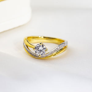 Anillo de Compromiso Messi Jewelry MSR-1743 de Oro de 18K con Diamantes Cultivados en Laboratorio de Forma Redonda y Colores Mixtos - Product Image 1