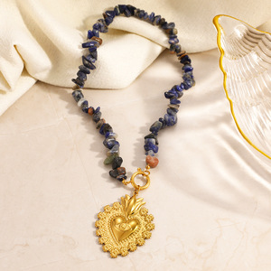 Collar de acero inoxidable con colgante de corazón de piedra natural y diseño de ojo turco para viajes y uso diario. - Product Image 2