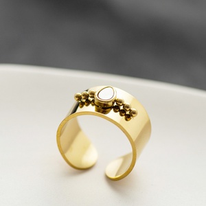 Anillo Abierto de Diseño Francés con Banda Ancha, Chapado en Oro, de Acero Inoxidable con Concha Natural para Mujer - Product Image 1