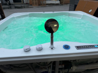 Jacuzzi extérieur pour 8 personnes avec panneau de commande, tapis à bulles, pompe et couverture