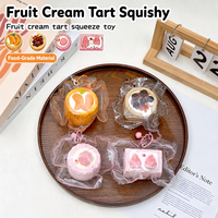 Jouet à presser en silicone de qualité alimentaire OEM, en forme de tarte aux fruits, à rebond lent, porte-clés dessert simulé avec clochette, idéal pour cadeau