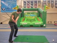 Jeu de golf gonflable commercial pour le putting avec drapeaux de par, stand de défi de putting extérieur pour la location d'événements de carnaval