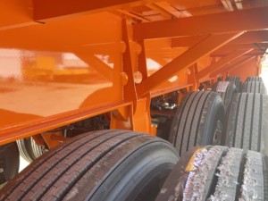 Semi-<span class=keywords><strong>remorque</strong></span> à plateau plat en acier de 40 pieds à 3 essieux, utilisée pour le chargement de marchandises <span class=keywords><strong>sur</strong></span> des camions de transport de conteneurs portuaires - Product Image 4