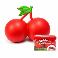 Jouet Squishy Cerise Rouge, Forme Double Cerise avec Feuille Verte Détaillée, Faux Fruit, Cadeau pour Enfants et Adultes, Article de Magasin de Nouveautés