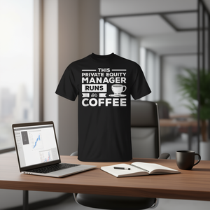 T-shirt da uomo/donna a maniche corte con scollo rotondo, nera, con stampa "Private Equity Manager Runs On Coffee" - Product Image 3