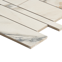 Mosaïque linéaire moderne en marbre Calacatta Gold avec rayures aléatoires, pierre naturelle pour les murs intérieurs d'hôtels