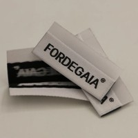 Étiquettes de marque personnalisées en polyester satiné de haute qualité, écologiques, auto-adhésives, tissées, pliées aux extrémités, multi-formes pour vêtements et sacs