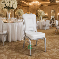 Chaise de banquet moderne en cuir PU, avec cadre métallique, rembourrée, dossier capitonné et poignée, vente en gros