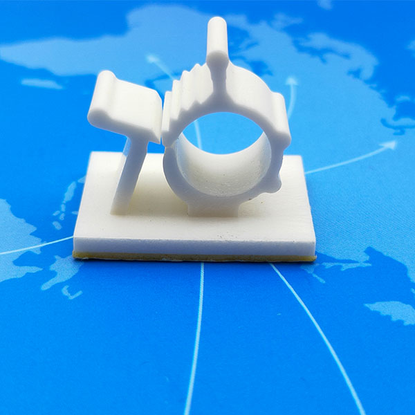 Самоклеящееся пластиковое седло для электрических проводов