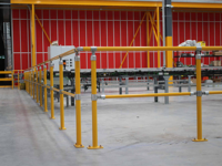 Plateforme industrielle en aluminium avec garde-corps pour l'accès aux machines et la sécurité des opérateurs, dotée d'un support structurel stable