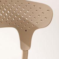 Chaise de salle à manger d'extérieur en résine plastique beige avec dossier perforé, prix d'usine en gros pour restaurant et jardin