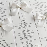Cartes de vœux élégantes en papier coton imprimées à la vanille, imprimées en offset, estampées à chaud avec les noms des invités, rubans fantaisie, logo personnalisé, menu