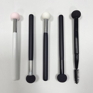 Petit pinceau correcteur <span class=keywords><strong>chignon</strong></span> cuit à la vapeur tête éponge bouton impression sans trace tête de champignon sèche et humide pinceau correcteur pinceau maquillage - Product Image 3