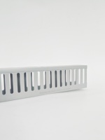 Goulotte de câblage en PVC de haute qualité, disponible en différentes tailles, fournie directement par l'usine, sans halogène, à fentes