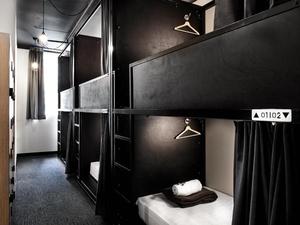 Lit capsule noir en bois et acier, très demandé, pour cabine de couchage économique d'auberge de jeunesse, stable et robuste - Product Image 4