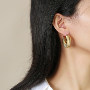 Nouvelles boucles d'oreilles créoles dorées de créateur, grandes et épaisses, pour femmes - Product Image 2