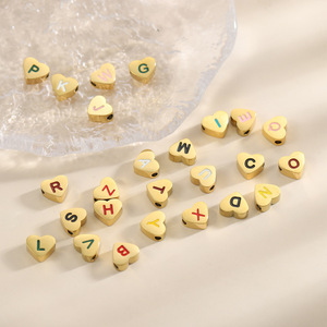 Cuentas de Corazón Esmaltadas de Colores con Iniciales |   Cuentas de Letras del Alfabeto de Acero Inoxidable Chapadas en Oro PVD de 18K para la Fabricación de Joyas - Product Image 3