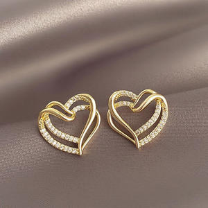 Orecchini a perno con cuore dorato in oro massiccio 18 carati con cristalli incastonati a canale, gioielli da sposa da donna - Product Image 3