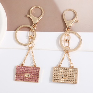 Llavero de Aleación con Incrustaciones de Diamantes Estilo K, Colgante de Moda para Bolsos con un Toque Metálico de Lujo - Product Image 3