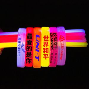 Bracelet en caoutchouc lumineux personnalisé qui brille dans le noir pour les fêtes - Product Image 2