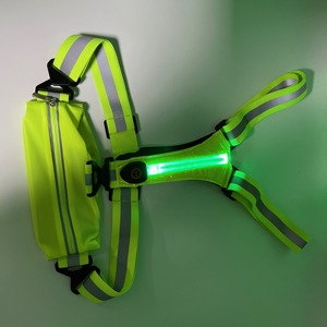 Gilet lumineux personnalisé rechargeable et réglable avec sac banane, idéal pour la course nocturne et la marche, gilet réfléchissant LED de sécurité - Product Image 6