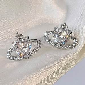 Orecchini a perno in oro bianco E2488 con cristalli rotondi taglio brillante e strass, design a stella, montatura a griffe, gioielli alla moda da donna - Product Image 4