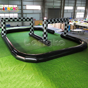 Piste <span class=keywords><strong>de</strong></span> course gonflable noire commerciale avec arche à carreaux, arène portable <span class=keywords><strong>pour</strong></span> voitures tamponneuses et karts <span class=keywords><strong>pour</strong></span> <span class=keywords><strong>location</strong></span> <span class=keywords><strong>de</strong></span> fêtes d'enfants - Product Image 1