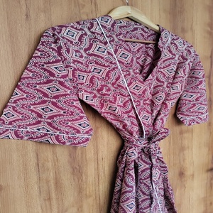 ชุดคลุมกิโมโนผ้าฝ้ายสีน้ำเงินไซส์ใหญ่ขายดี ลายพิมพ์ดอกไม้แบบแฮนด์บล็อก ชุดลำลองสำหรับใส่พักผ่อน มีราคาขายส่ง - Product Image 5