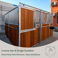 Box de manège robuste en métal durable et imperméable avec porte coulissante pour chevaux