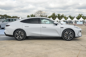 YD AUTO Galaxy E8 2025 700km Voyage Véhicule d'occasion BEV Électrique Grand stock disponible à Nansha 15 247 km Conduite à gauche B2B - Product Image 4