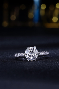 แหวนเพชรเม็ดใหญ่หกเม็ดแบบ Eternity Band หรูหราสำหรับขายส่ง แหวนเพชรแล็บโกรว์ 18K สำหรับใส่ทุกวัน OME - Product Image 4