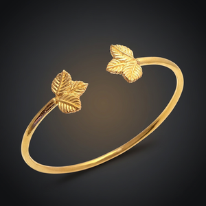 Bracelet ajustable en fil plaqué or 14 carats avec sertissage clos, motif feuille et longues lignes élégantes – Collection Unique Golden Symphony - Product Image 2