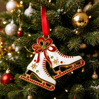 Ornement de Noël en alliage de zinc en forme de paire de patins à glace, décoration suspendue pour sapin de Noël en émail et strass en forme de flocon de neige, vente en gros personnalisée