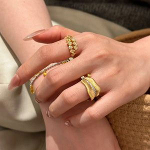 2026 Ensemble de bijoux de doigt de luxe léger italien, bague en strass motif feuille de <span class=keywords><strong>bananier</strong></span> brossée, style rétro palais élégant et haut de gamme - Product Image 3