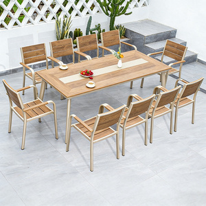 Set Personalizzato di Tavolo e Sedie per Esterni in Lega di Alluminio e Composito Legno-Plastica per Patio, Casa del Tè, Caffetteria e Ristorante - Product Image 4