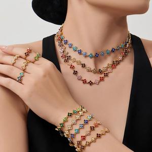 QISEN Set di Gioielli di Lusso con <span class=keywords><strong>Bracciale</strong></span> a Fiore in Zirconia Cubica, <span class=keywords><strong>Collana</strong></span> <span class=keywords><strong>e</strong></span> <span class=keywords><strong>Bracciale</strong></span> in Acciaio Inossidabile Placcato Oro PVD con Zirconi Colorati a Forma di Quadrifoglio per Donne - Product Image 4