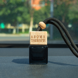 Deodorante per auto in bottiglia di vetro con ricarica vuota nera da 8ml con diffusore di profumo per auto con copertura in legno e nero - Product Image 5