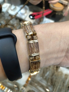 Bracelet Ky Nam Premium Plaqué Or, Finition Huilée avec 9 Pièces de Bois et 18 Perles, Taille Personnalisée - Product Image 4